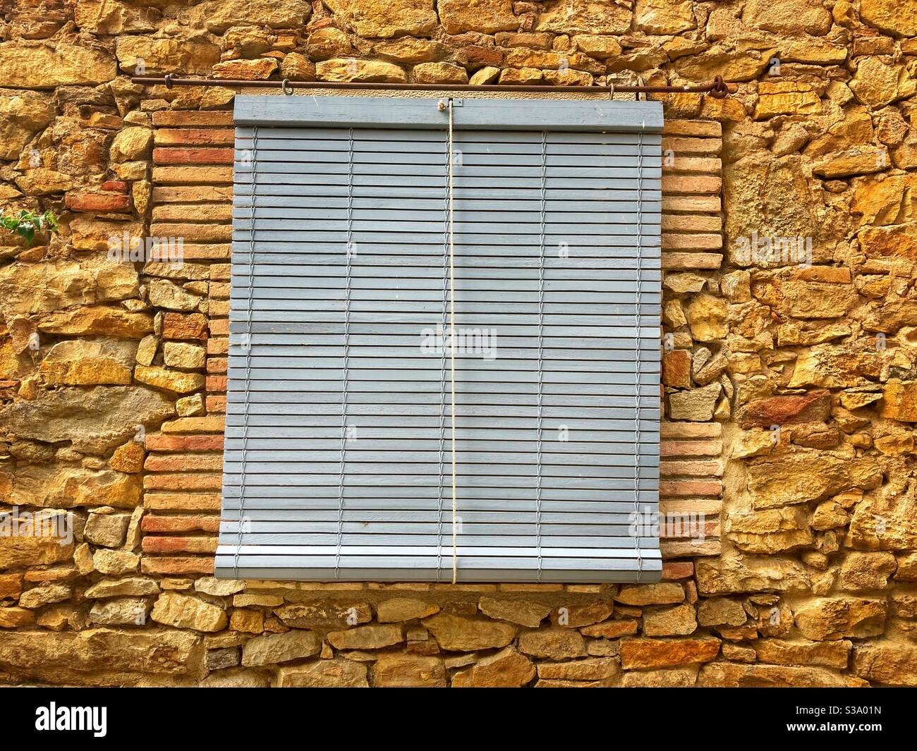 Geschlossen blind im mittelalterlichen Dorf Peratallada, in der Mitte der Emporda Region Girona, Katalonien, Spanien - Smartphone-aufgenommenes Stockfoto