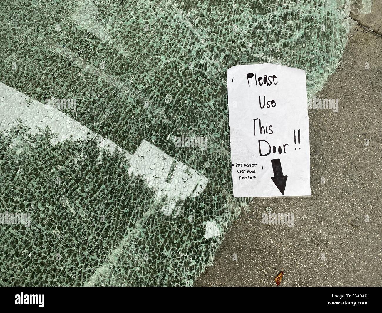 LOS ANGELES, CA, 30. MAI 2020: Kaputtes Glasfenster auf Bürgersteig mit handgeschriebenem Schild, Morgen nach schwarzen Leben Angelegenheit Proteste in der Innenstadt Stockfoto