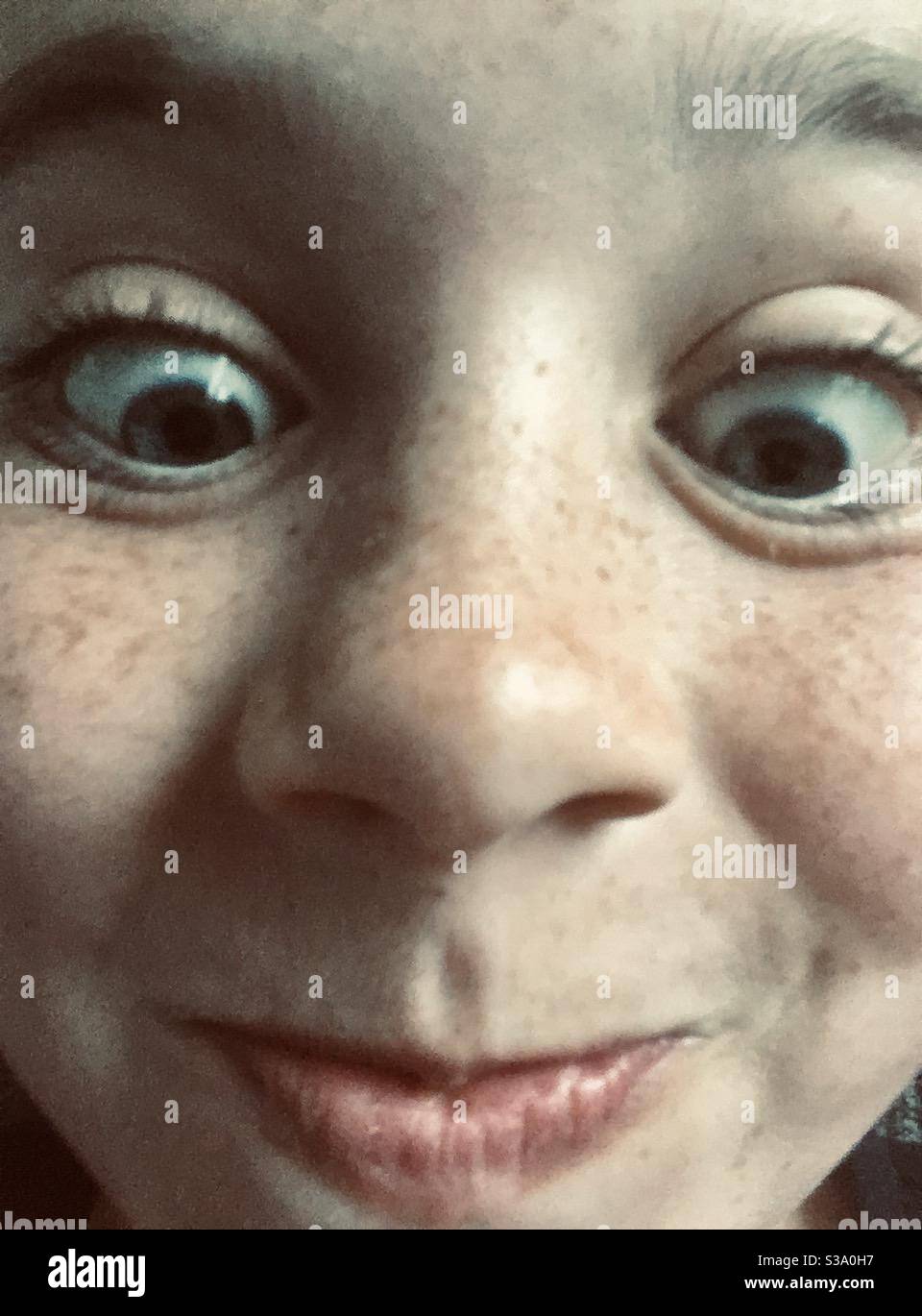 Glückliche Jungen Gesicht lächelnd Stockfoto
