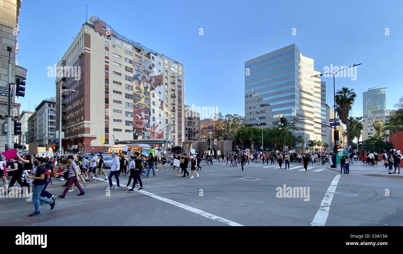 LOS ANGELES, CA, 3. JUNI 2020: Weitblick Black Lives Matter Demonstranten marschieren friedlich am Pershing Square in Downtown vorbei Stockfoto