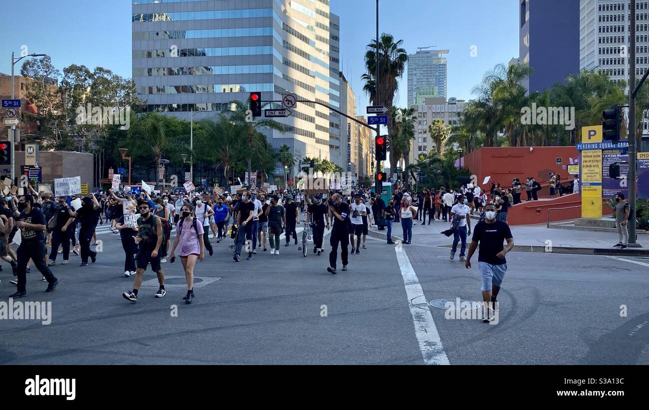 LOS ANGELES, CA, 3. JUNI 2020: Black Lives Matter Demonstranten marschieren friedlich entlang der Hill Street, vorbei am Pershing Square in Downtown Stockfoto