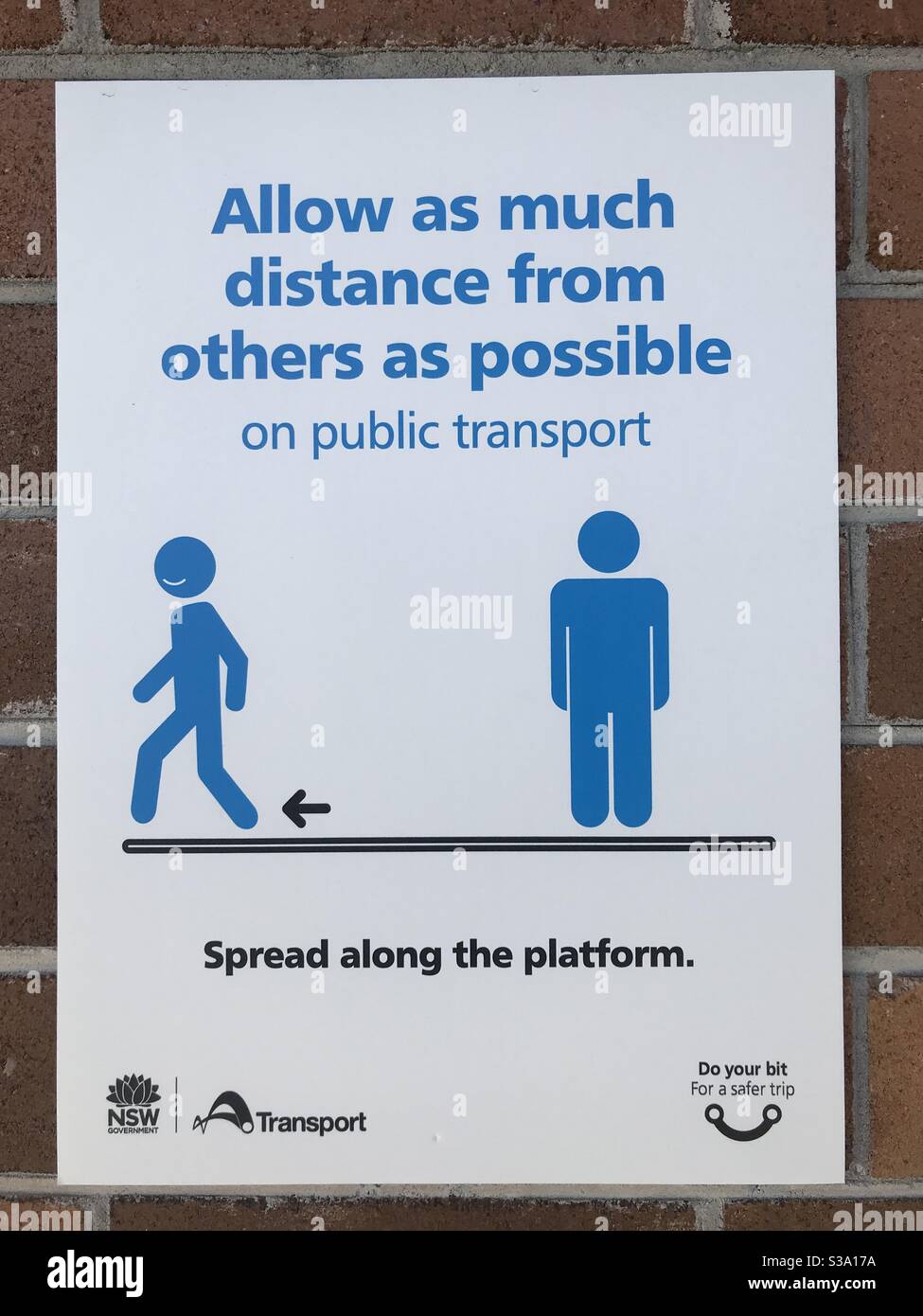 Unterschreiben Sie, um die soziale Distanzierung während der COVID-19-Pandemie (Coronavirus) auf einer Plattform auf der Strathfield-Station in Sydney, NSW, Australien, zu fördern. - Smartphone-aufgenommenes Stockfoto