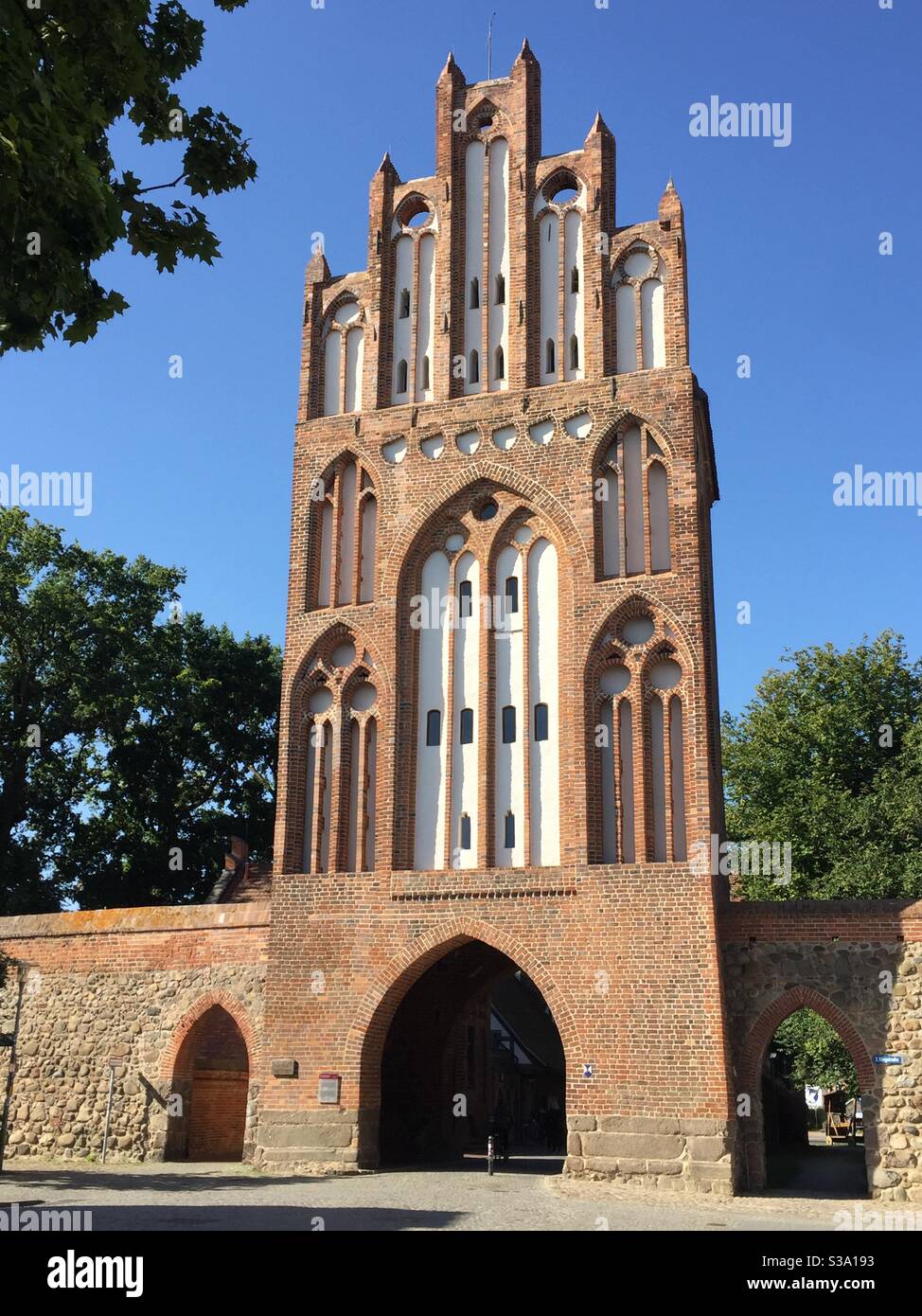 Treptower Gate. Treptower Tor. Neubrandenburg, Mecklenburg-Vorpommern, Deutschland. Rotes Backstein Stadttor mit weißen verputzten Abschnitten. Gothic Stockfoto