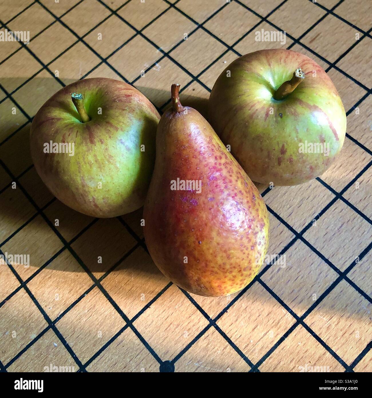 Lustiges Gesicht aus zwei Äpfeln und einer Birne. Stockfoto