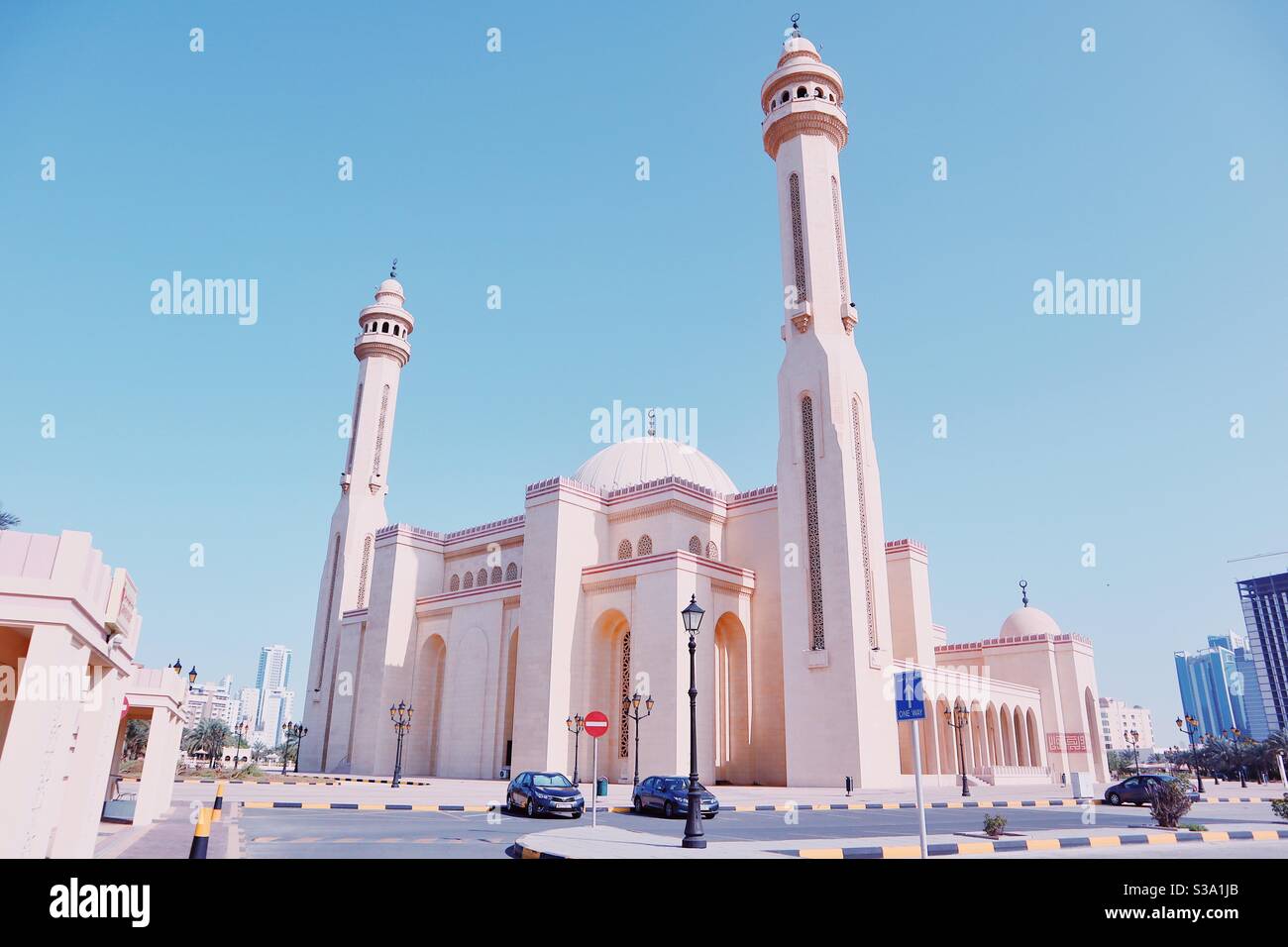Moschee mitten in der Stadt Stockfoto