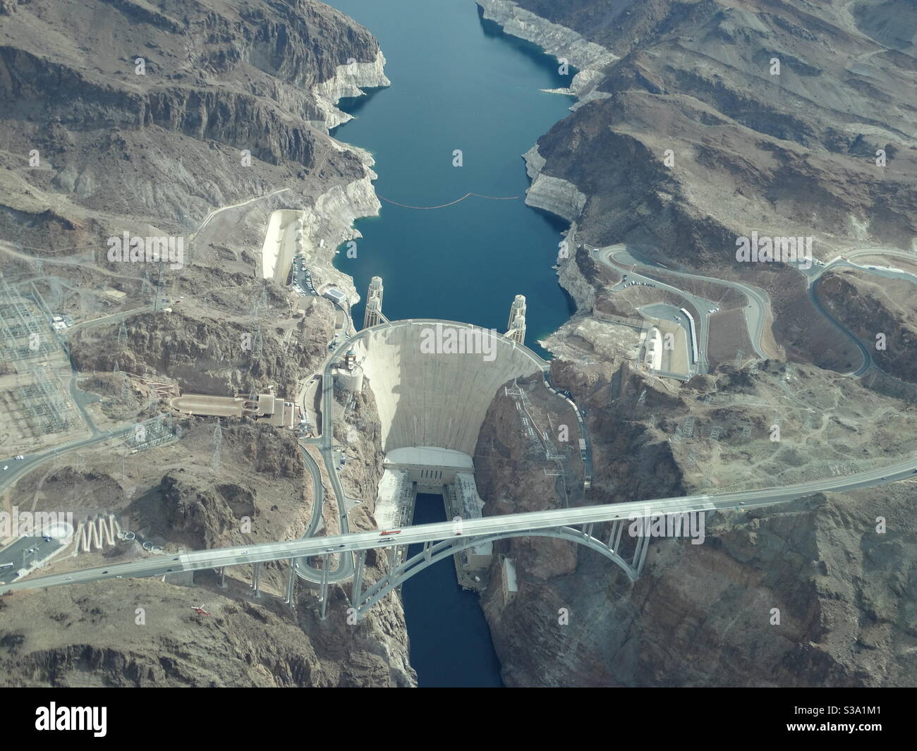Hoover Dam, aus der Luft. Wasser, Gesteine und Geologie Stockfoto