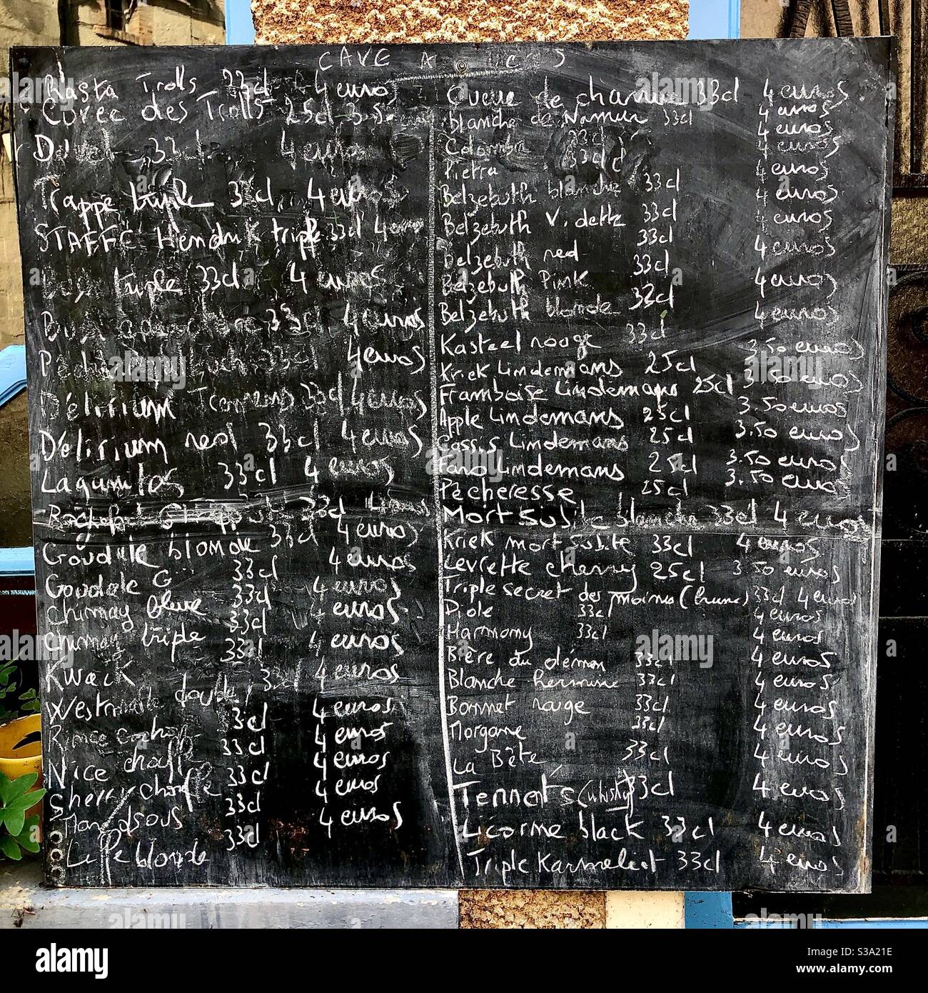 Tafel mit Namen von mehr als 50 verfügbaren Bieren, die in der Bar in Zentralfrankreich aufgestampft wurden. Stockfoto