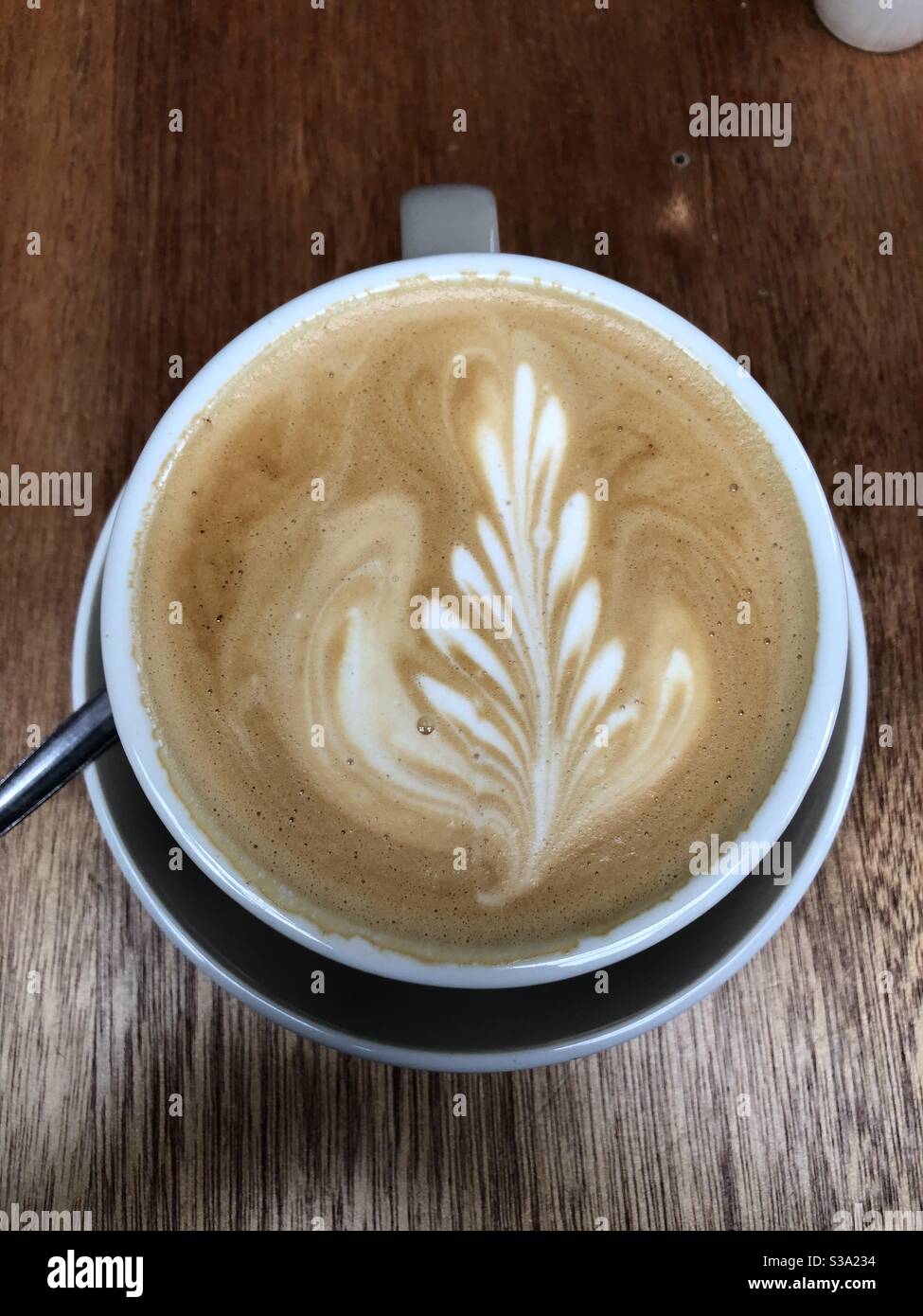 Kaffeekunst, Blumenmuster, hübscher Latte Stockfoto