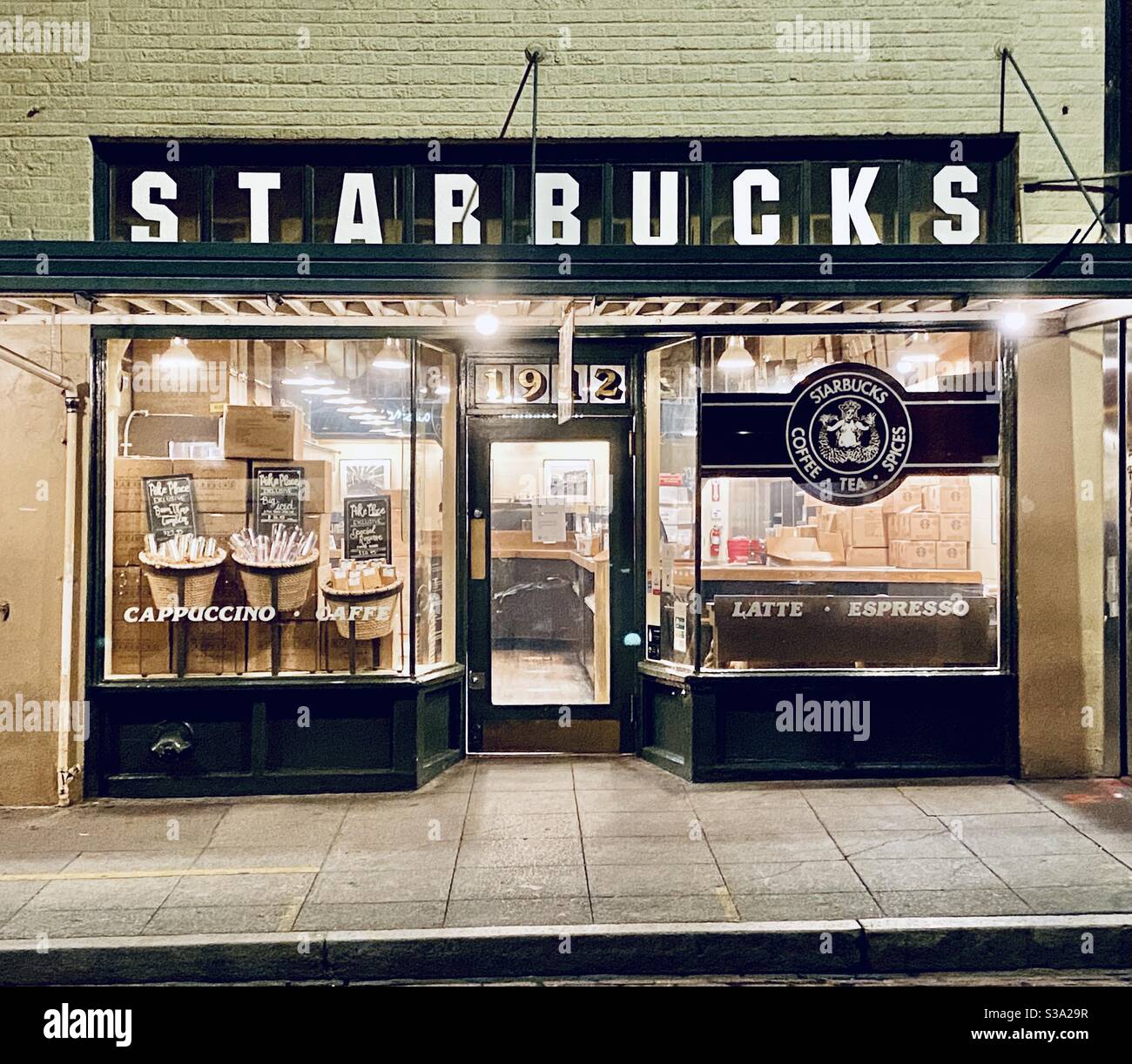 Der ursprüngliche Starbucks Store wurde 1971 auf dem Pike Place Market in Seattle, Washington, USA gegründet - Smartphone-aufgenommenes Stockfoto
