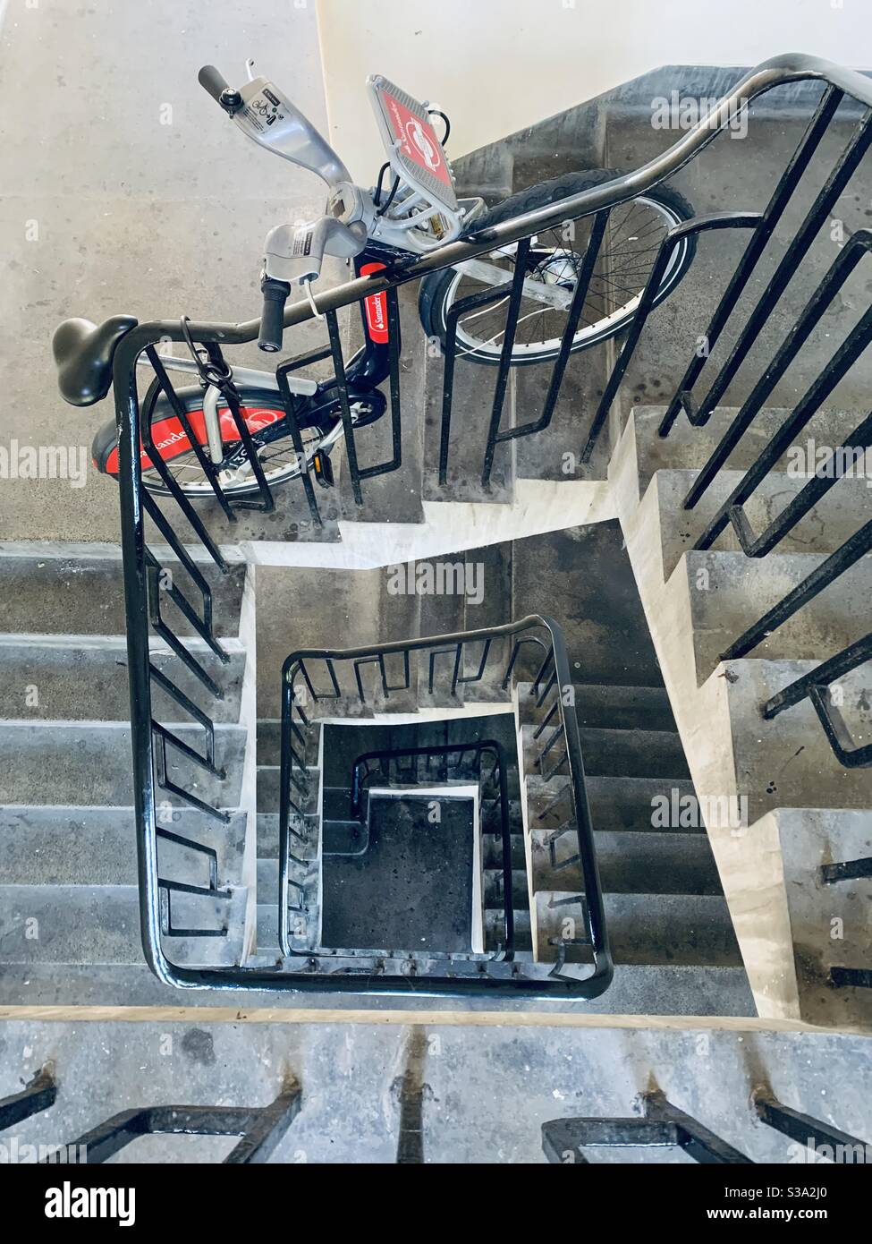 Boris Fahrrad an Geländer in einem ratsblock gesperrt Stockfoto