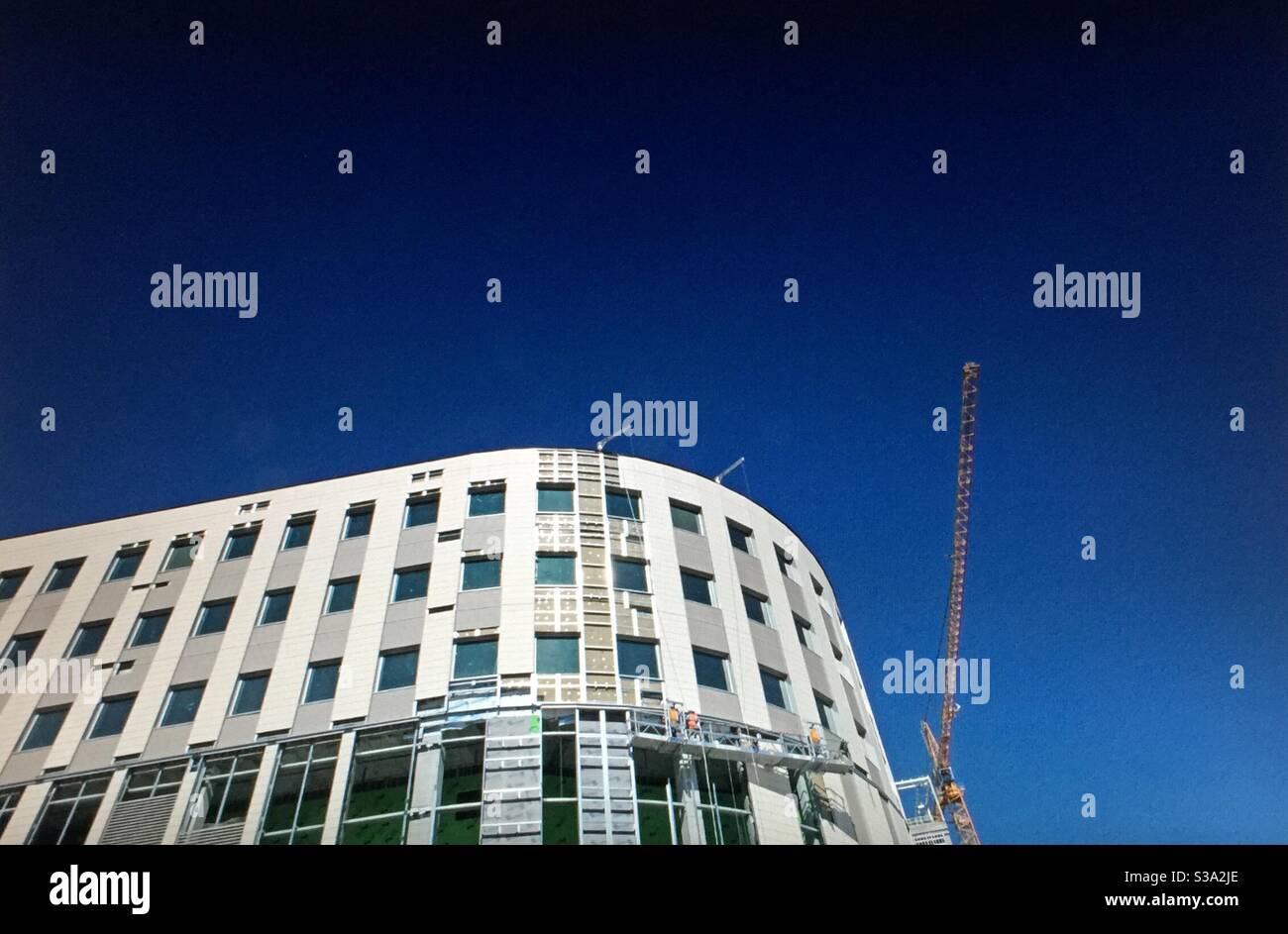 Alberta gebunden, Fensterwäsche, Wolkenkratzer, Bürogebäude, Bau, Kran. Calgary, Alberta Stockfoto