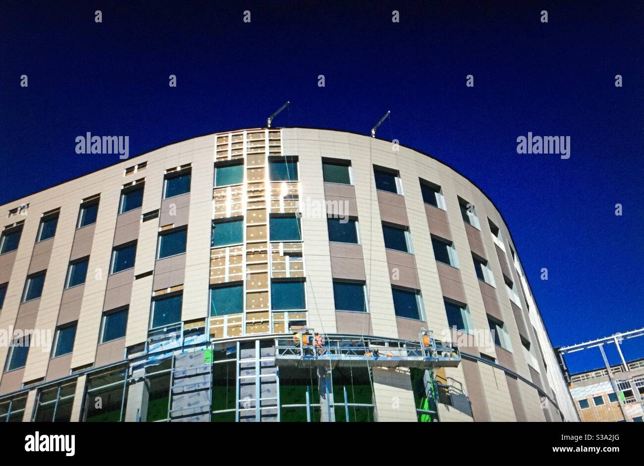 Alberta gebunden, Fensterwäsche, Wolkenkratzer, Bürogebäude, Bau, Kran. Calgary, Alberta Stockfoto