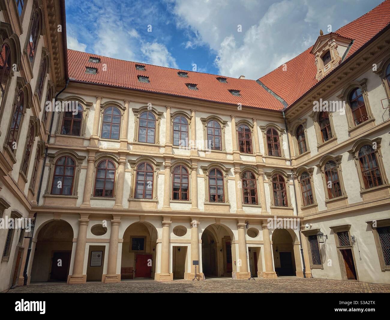 Innenhof des Senats des Parlaments der Tschechischen Republik im Wallenstein Palast (Valdstejnsky palast), erbaut im 17. Jahrhundert. Stockfoto