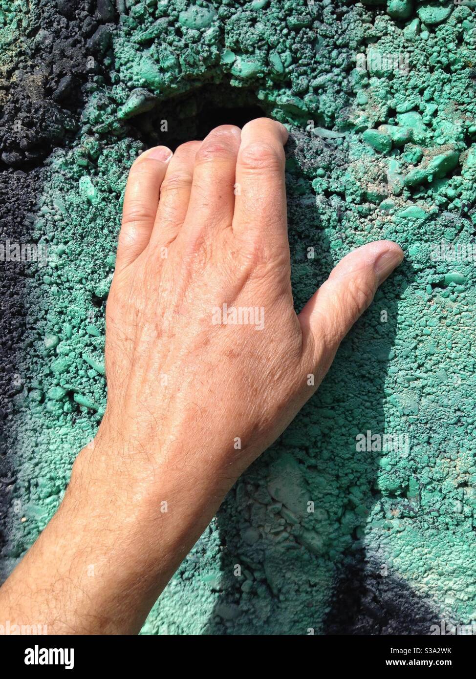Urban Rock Climbing, Nahaufnahme der Hand eines Kletterers Stockfoto
