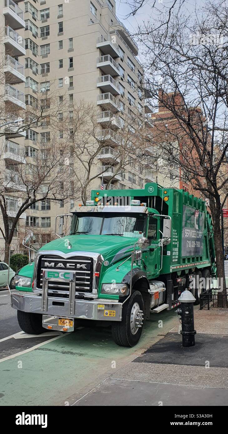 Garbage truck nyc Fotos und Bildmaterial in hoher Auflösung Alamy