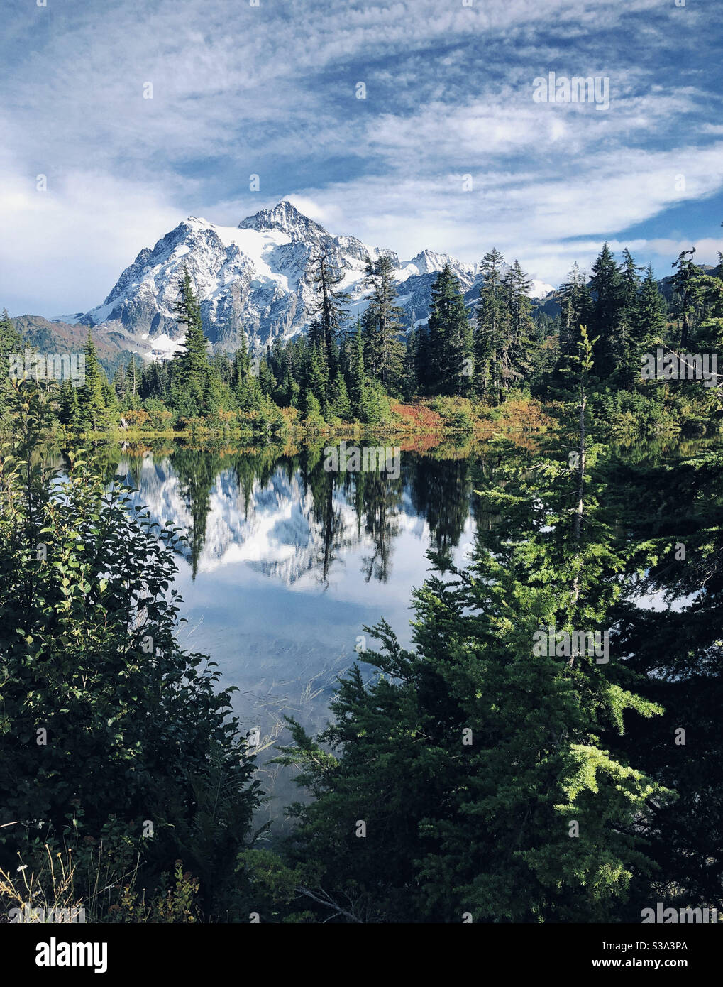 Mt Shuksan, der sich im See spiegelt Stockfoto