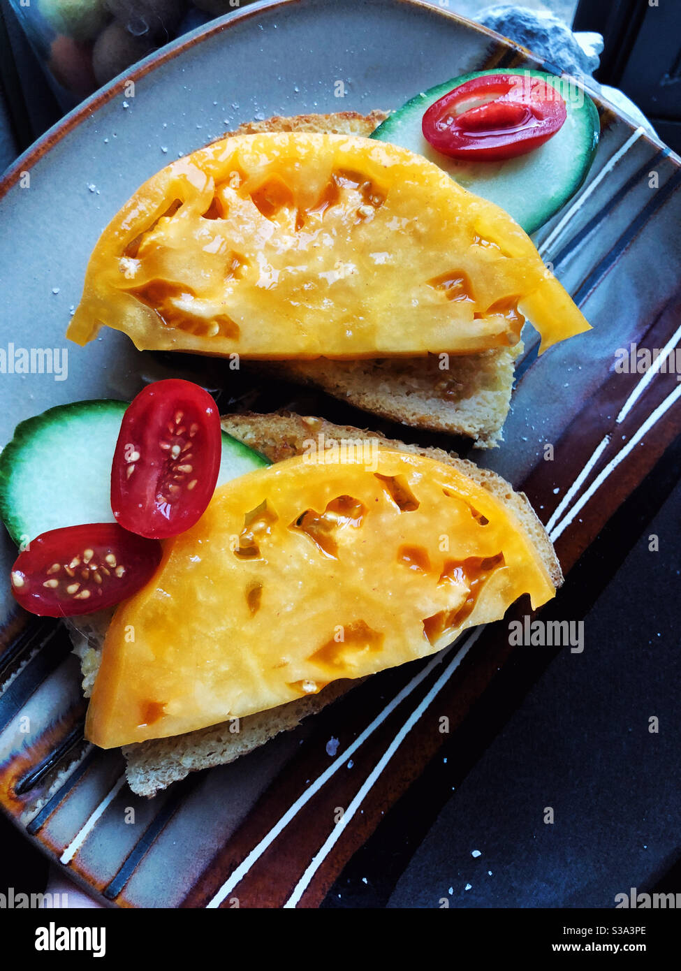 Tomatenbrot auf handwerklich hergestelltes Keramikblech Stockfoto