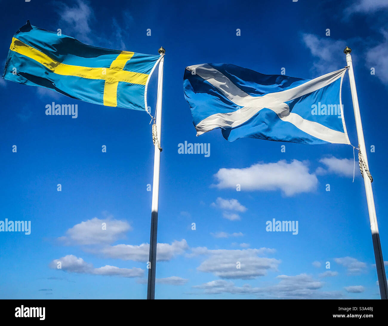 Eine schwedische und eine schottische Flagge vor einem IKEA Store In Glasgow in Schottland Stockfoto