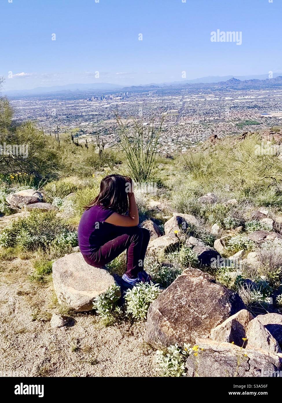 Junges Mädchen schaut auf Ansicht von Phoenix, Arizona Stockfoto