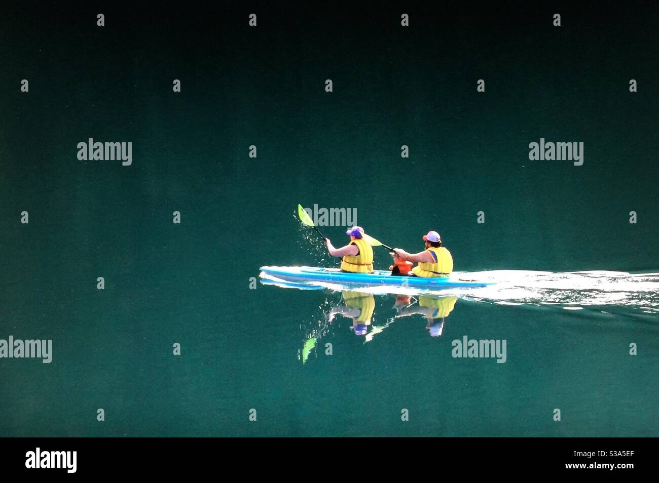 Zwei Jack Lake, Kanadische Rockies, Wasserspaß, Familienspaß, wildes Land, Bergspielplatz, Kanus, Kanufahrer, zwei Kanufahrer, gespiegelt, Reflexion, Paddler Stockfoto