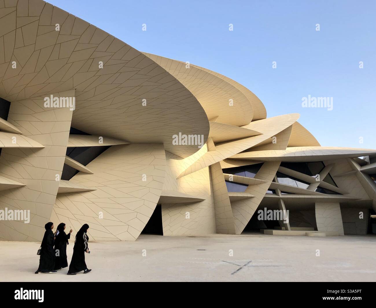 Frauen, die im Nationalmuseum von Katar Stockfoto