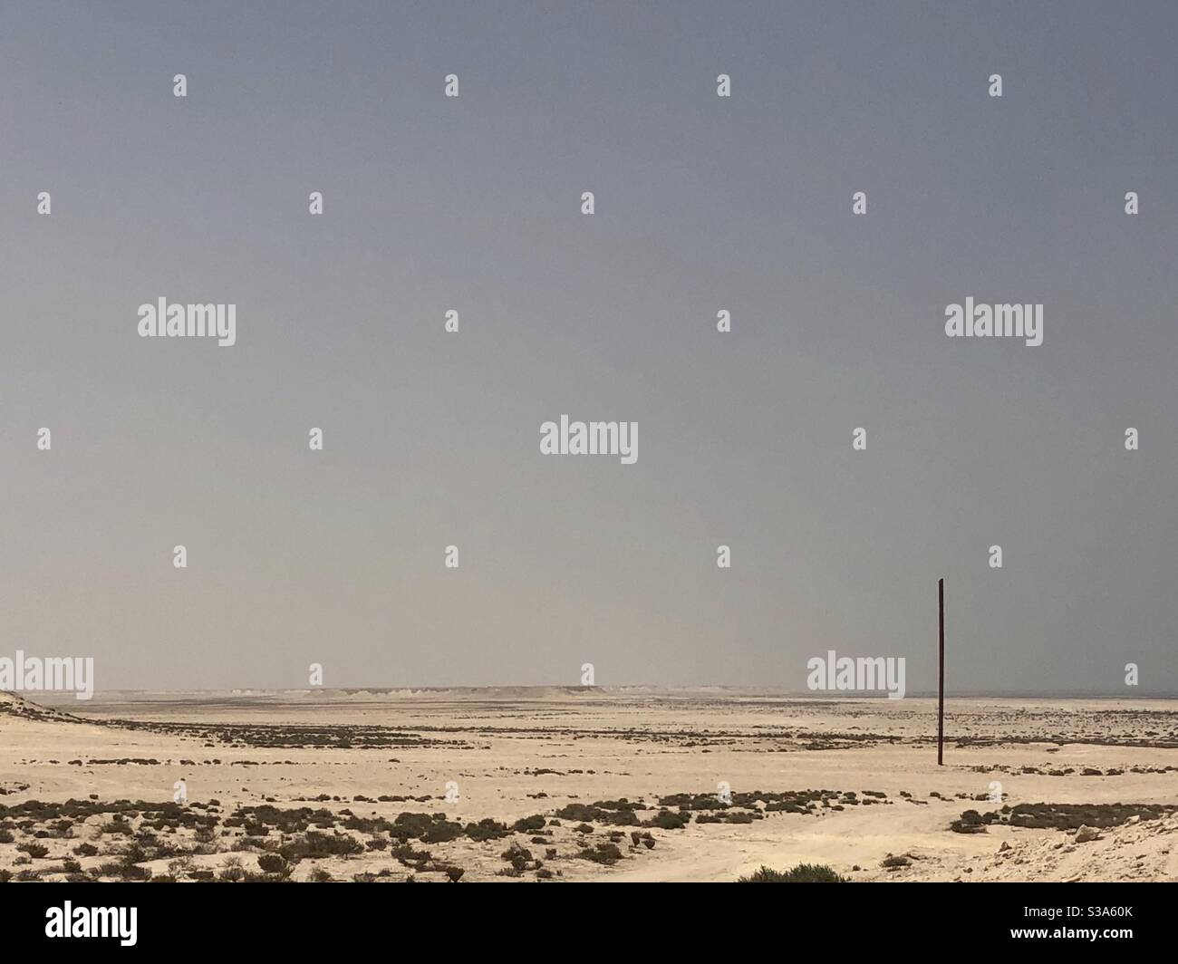 Bleistift dünn. Seitenansicht von Richard Serras Stahlskulptur in der Wüste, Katar Stockfoto