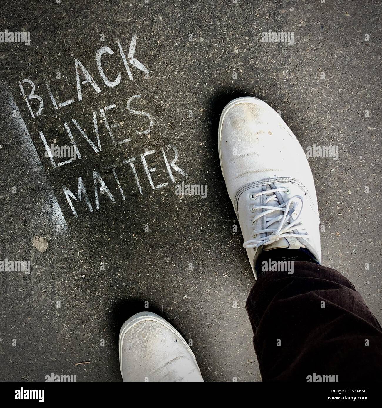 „Black Lives Matter“-Botschaft, die in Tours, Zentralfrankreich, auf dem öffentlichen Bürgersteig steht. Stockfoto