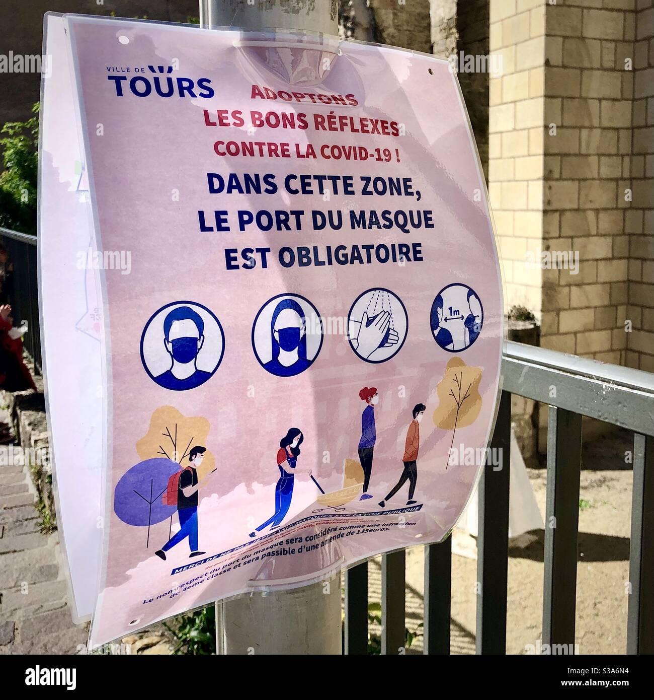 Öffentliche Information Warnhinweis für obligatorisches Tragen von Covid-19 Gesichtsmasken im Stadtzentrum von Tours, Indre-et-Loire, Frankreich. - Smartphone-aufgenommenes Stockfoto