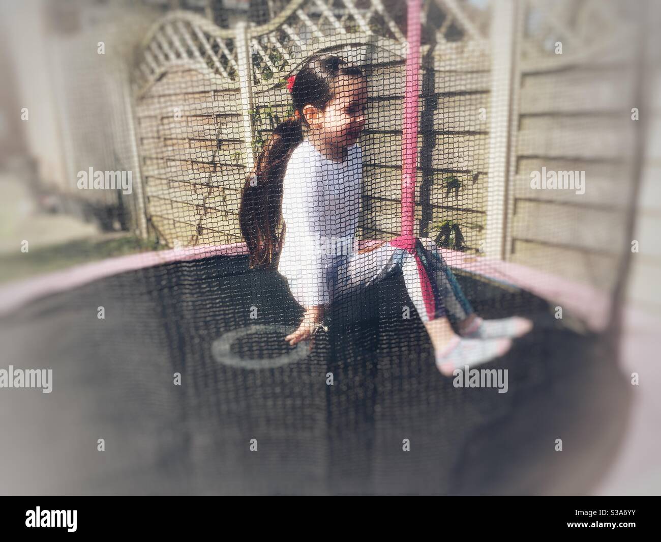 Mädchen auf Trampolin - Smartphone-aufgenommenes Stockfoto