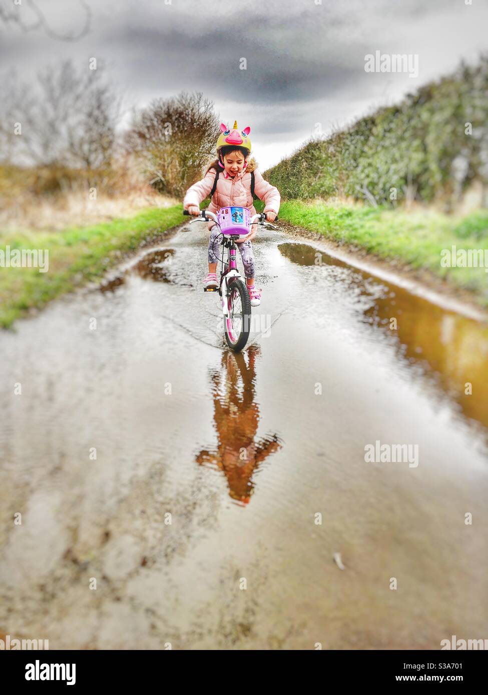 Radfahren, obwohl eine Pfütze - Smartphone-aufgenommenes Stockfoto