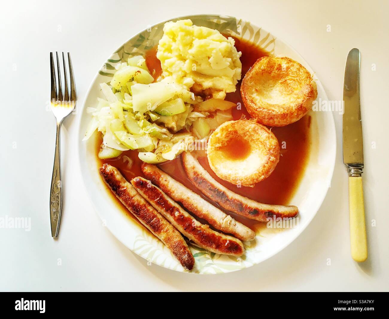 Wurst Kartoffelpüree Yorkshire Puddings Kohl und Soße - Smartphone-aufgenommenes Stockfoto