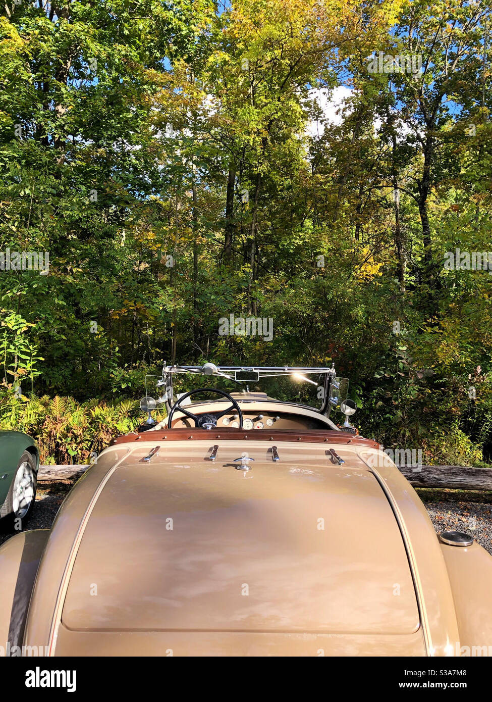 Oldtimer Chrysler Touring Car, Cabriolet mit Top Down. Möglicherweise aus den 1940er Jahren, cremige Bräunung, an glorreichen Spätsommertag Stockfoto