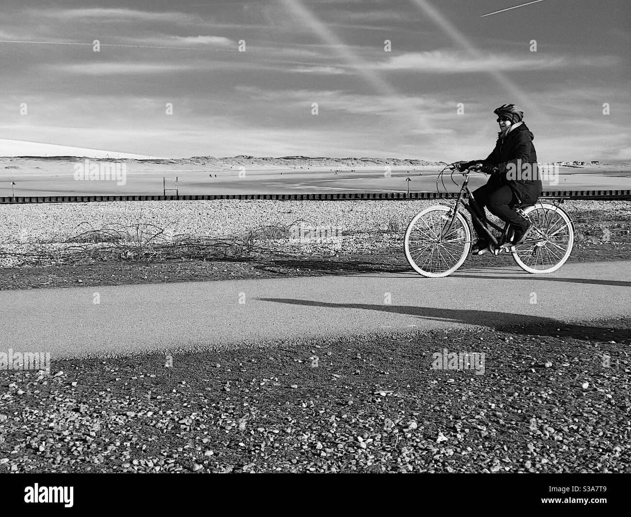 Frau auf dem Fahrrad in einsamer Landschaft Stockfoto