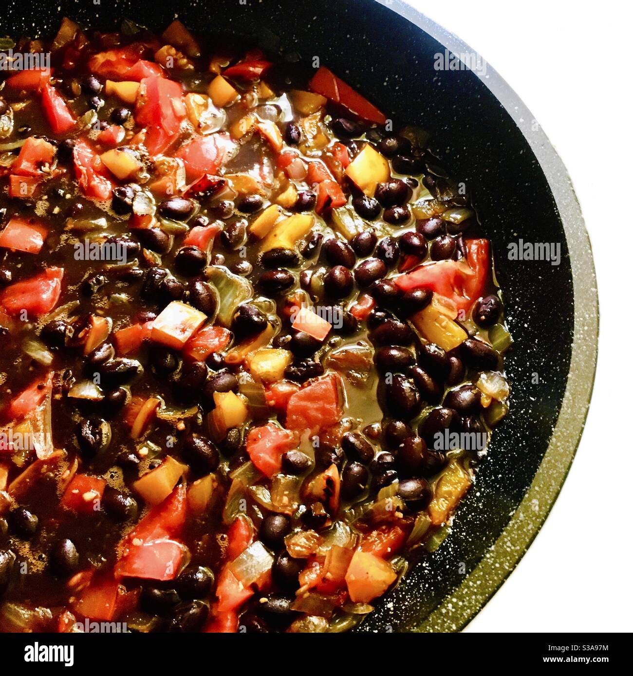 Frische schwarze Bohnensuppe mit Paprika und Zwiebeln. Stockfoto