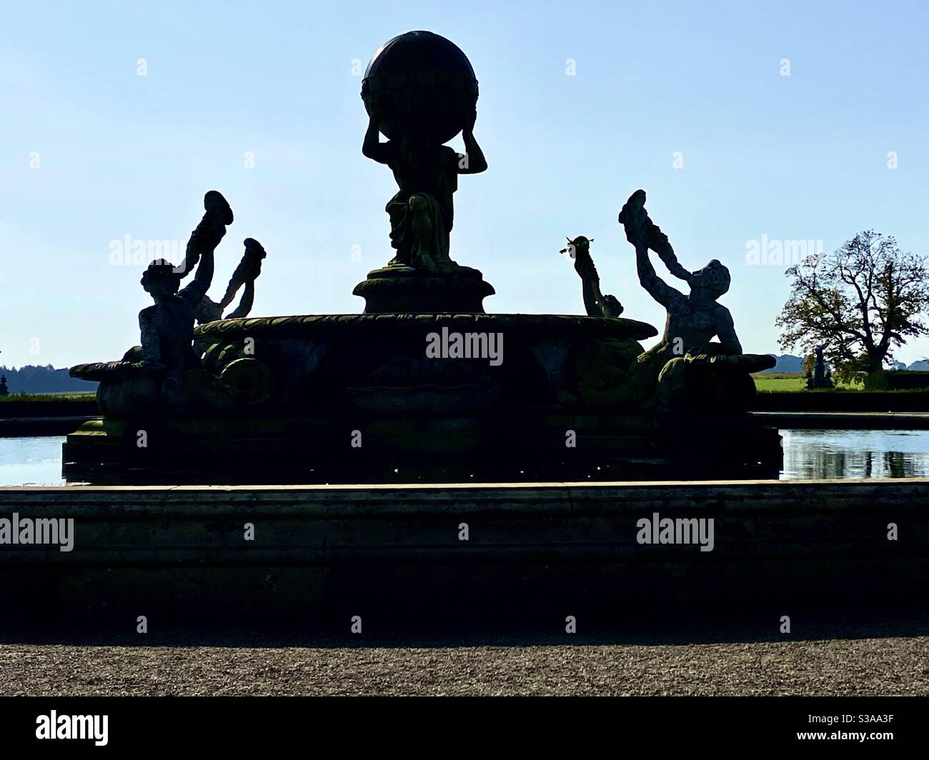 Atlas Fountain Backlit, Silhouette Castle Howard, York, Yorkshire Stockfoto