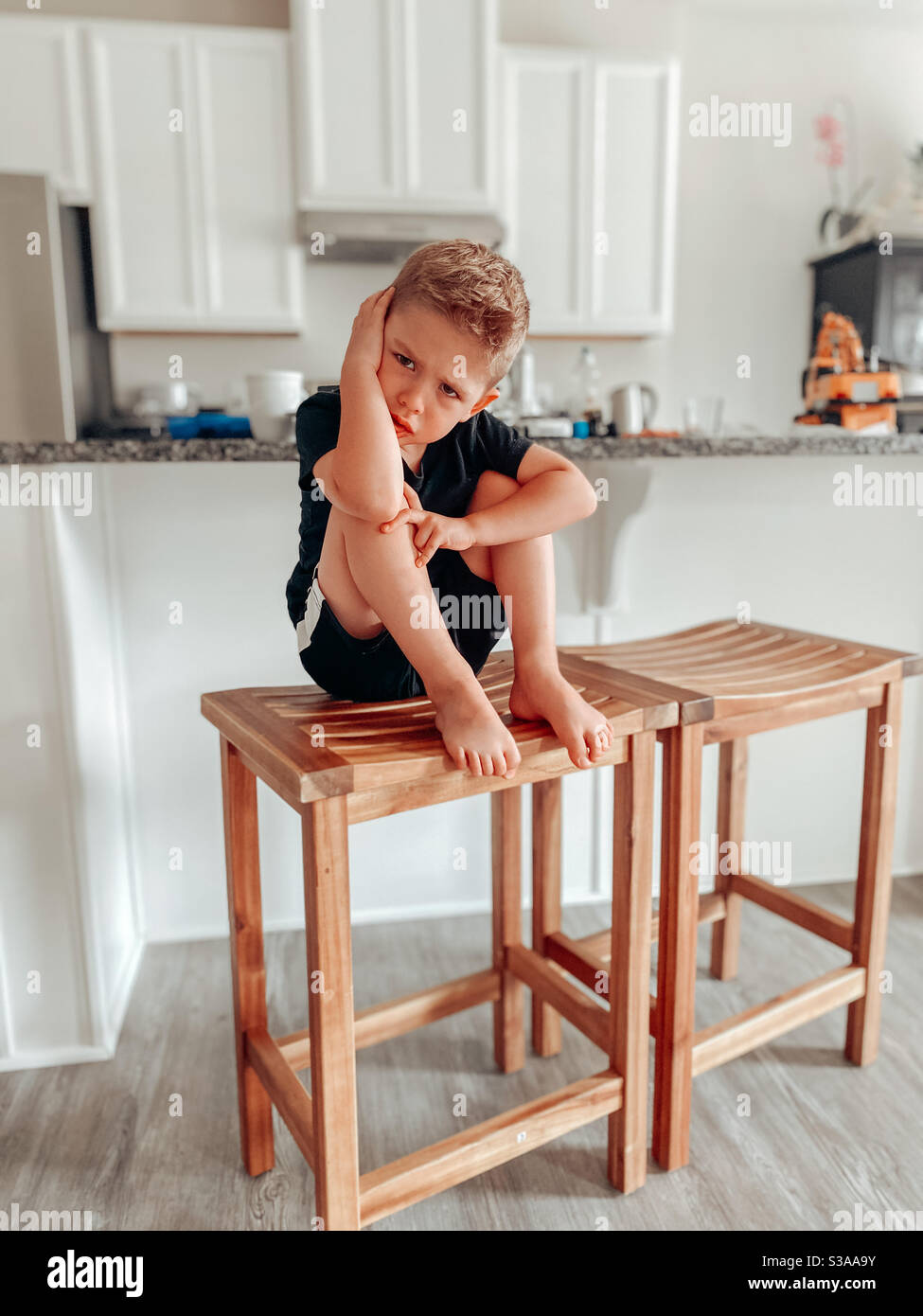 Junge pouting in der Küche Stockfoto