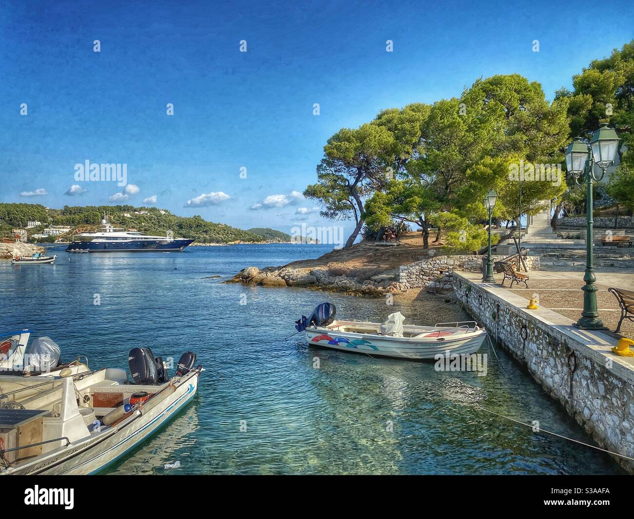 Boote im Hafen in der Nähe der Halbinsel Little Bourtzi in Skiathos Stadt. Stockfoto