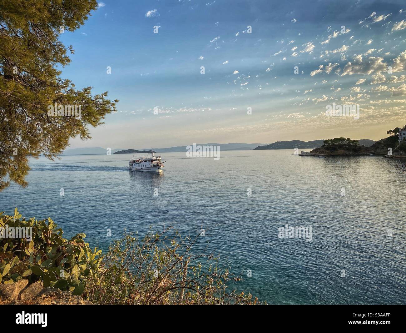 Sonnenuntergang Meereslandschaft mit einem Boot, das nach Skiathos segelt. - Smartphone-aufgenommenes Stockfoto