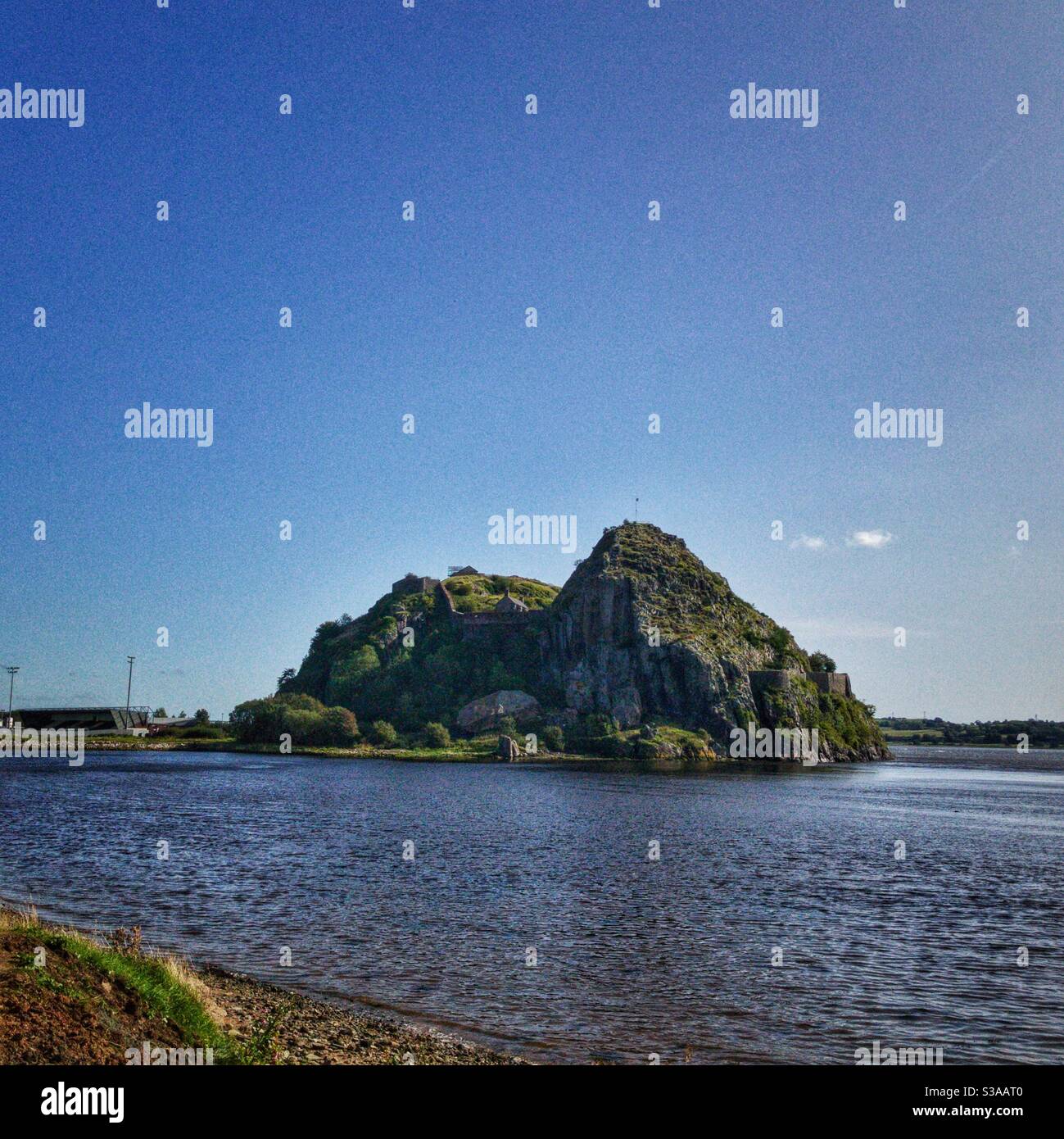 Dumbarton Castle und Dumbarton Rock in West Dunbartonshire, Schottland. Stockfoto