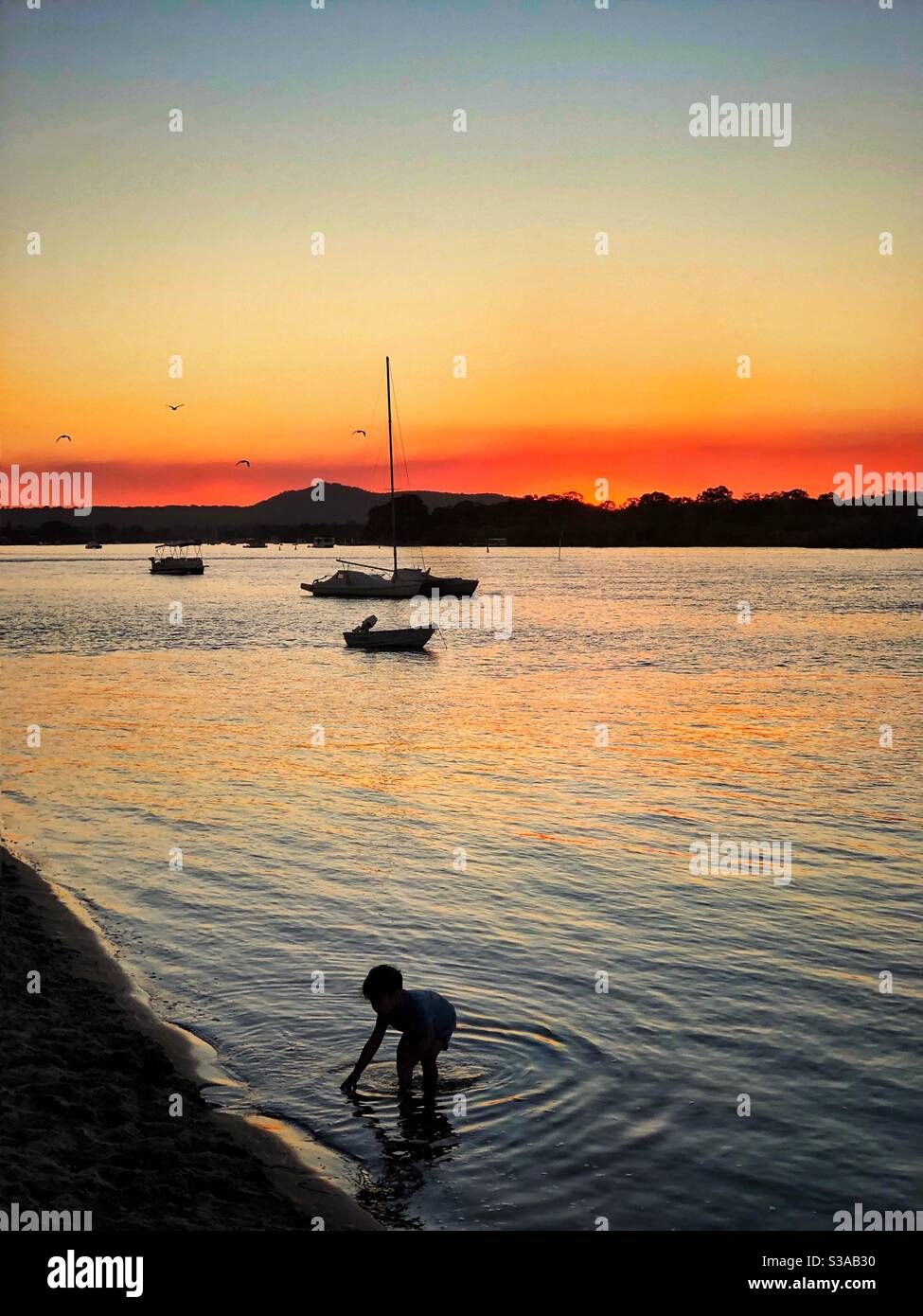 Kind Silhouette am Strand Noosa River Queensland Australien Stockfoto