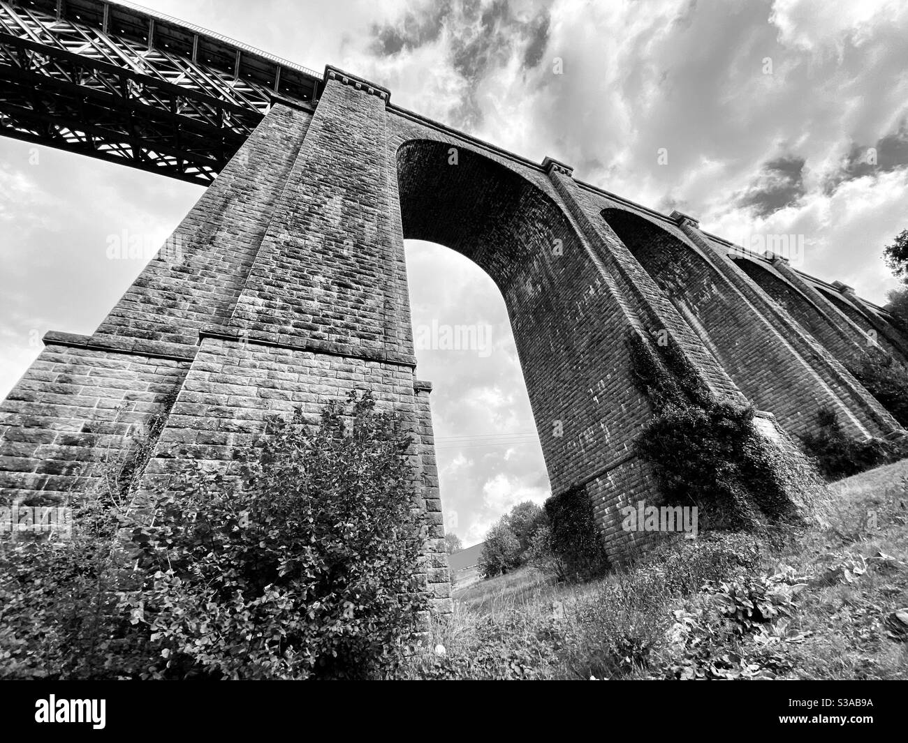 Eisenbahnviadukt Parthenay Frankreich Stockfoto