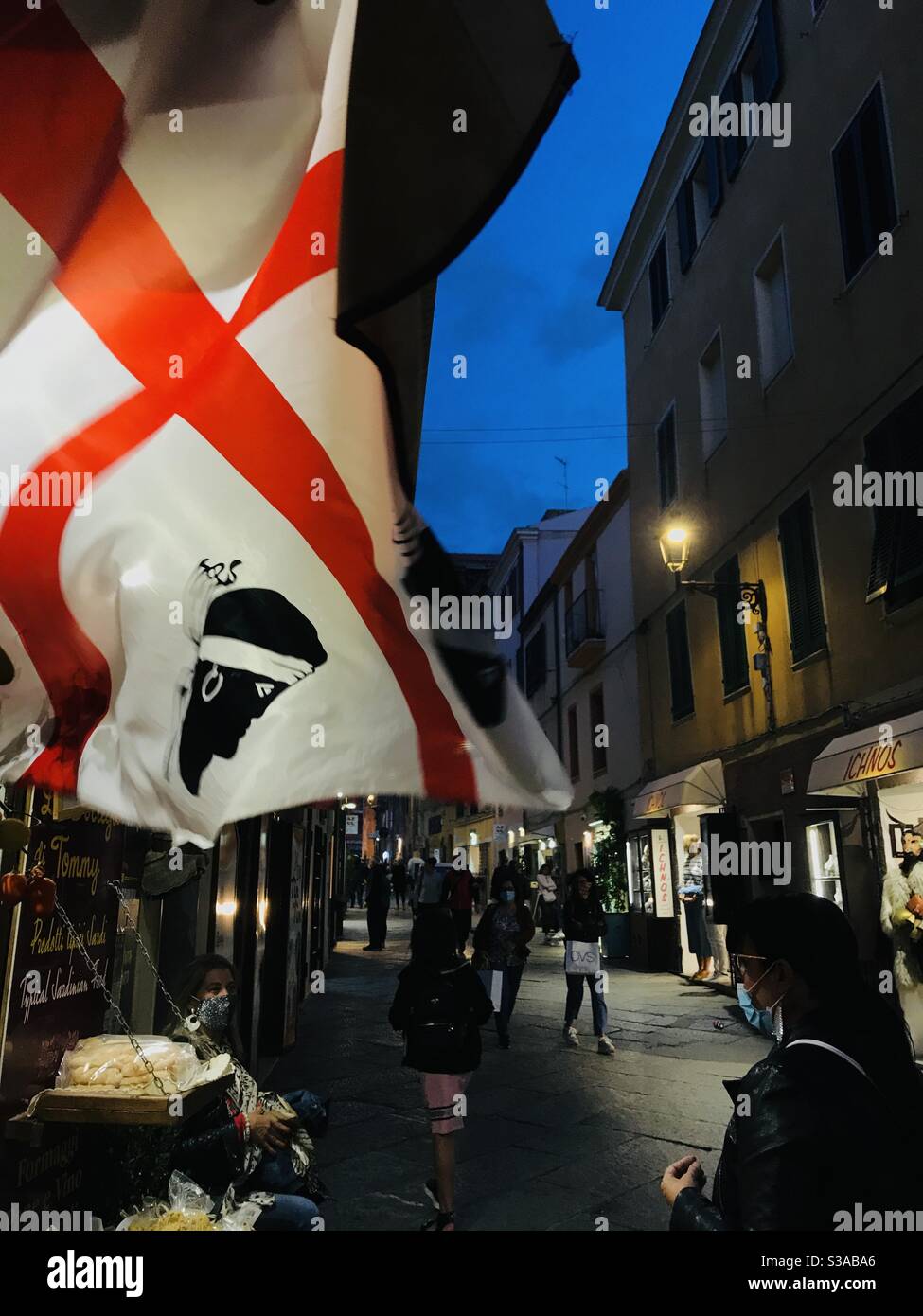 Blick auf die Straßen von Alghero Stadt in Sardinien Italien. Detail auf der typisch sardischen Flagge mit dem Namen “Four Moors“ Stockfoto