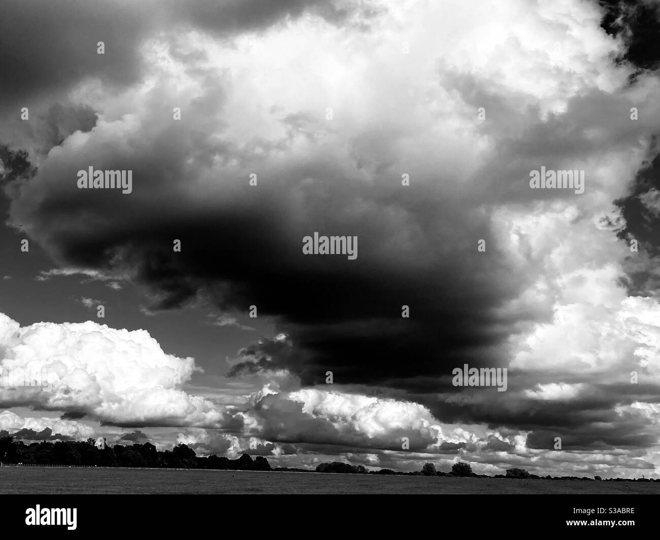 Stürmisches Wetter, schwarze Wolken, dramatisch. Stockfoto