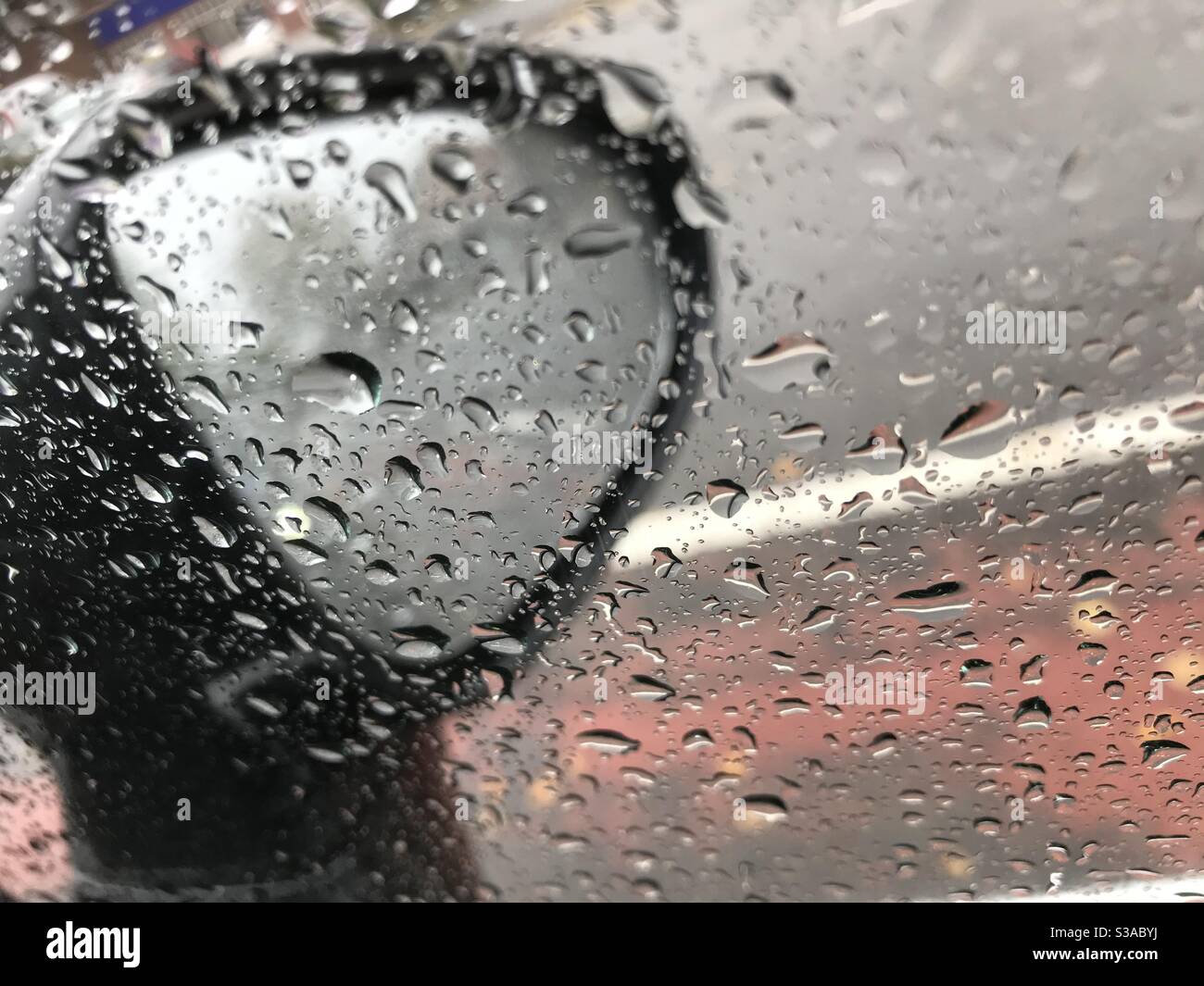 Auto Seitenspiegel mit Regen Tropfen Stockfotografie - Alamy
