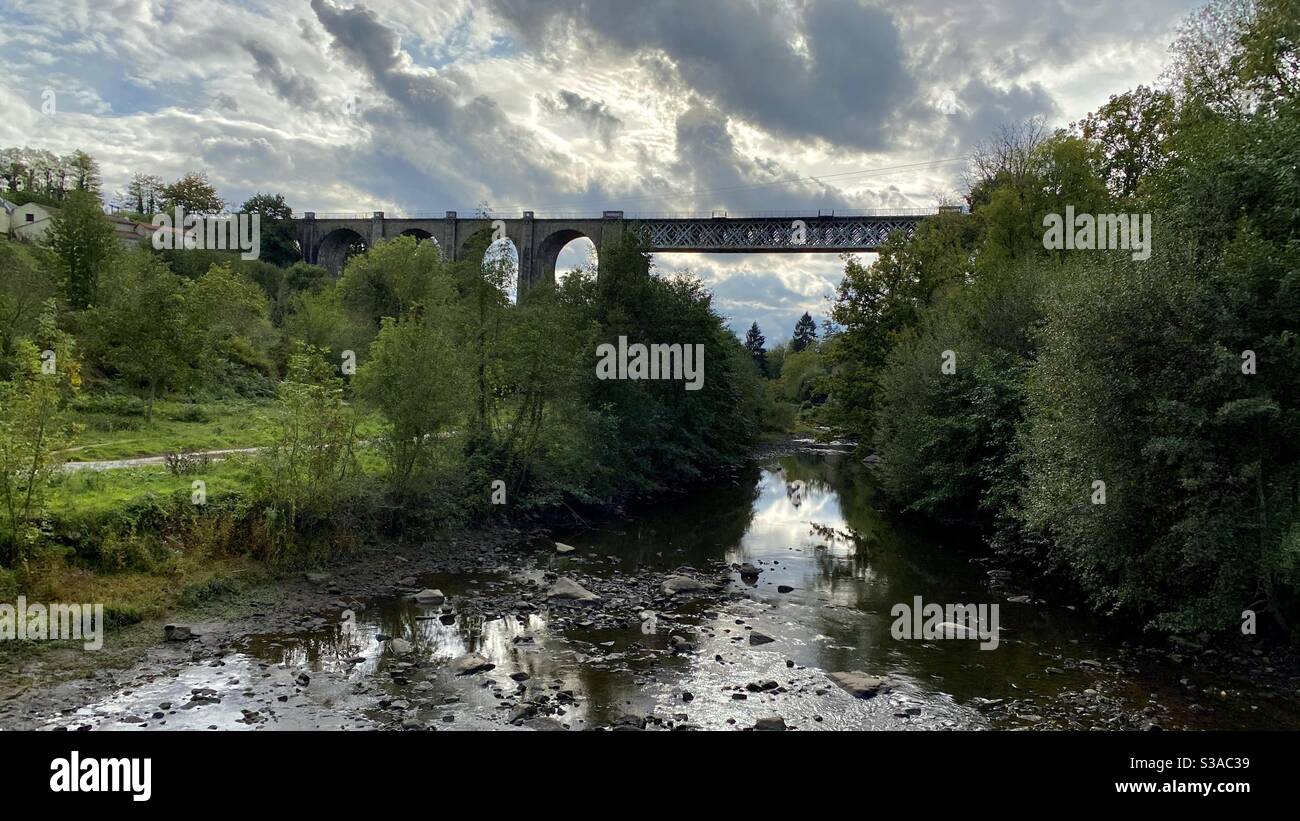 Eisenbahnviadukt über den Fluss Thouet Parthenay Frankreich - Smartphone-aufgenommenes Stockfoto