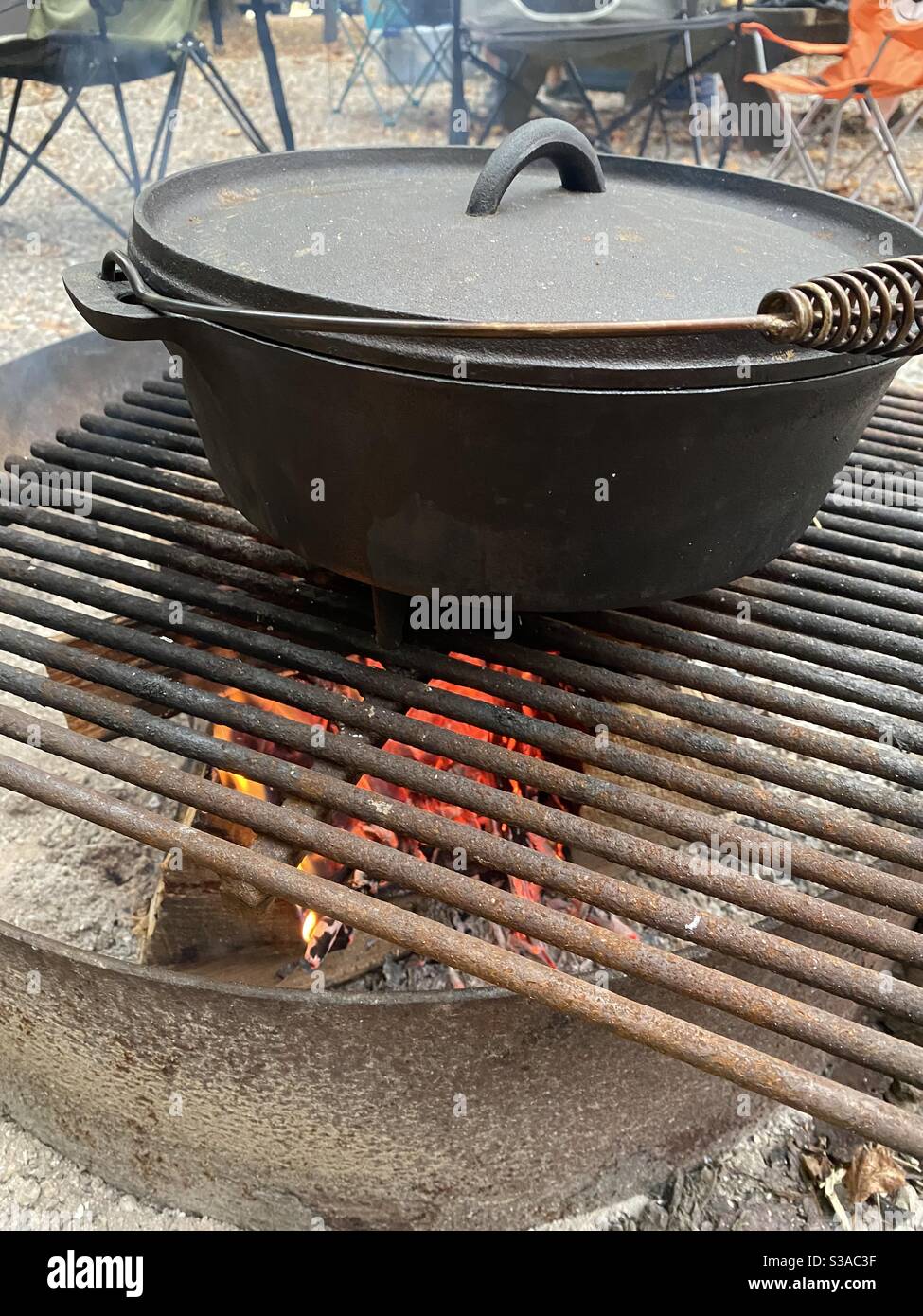 Am Lagerfeuer kochen Stockfoto