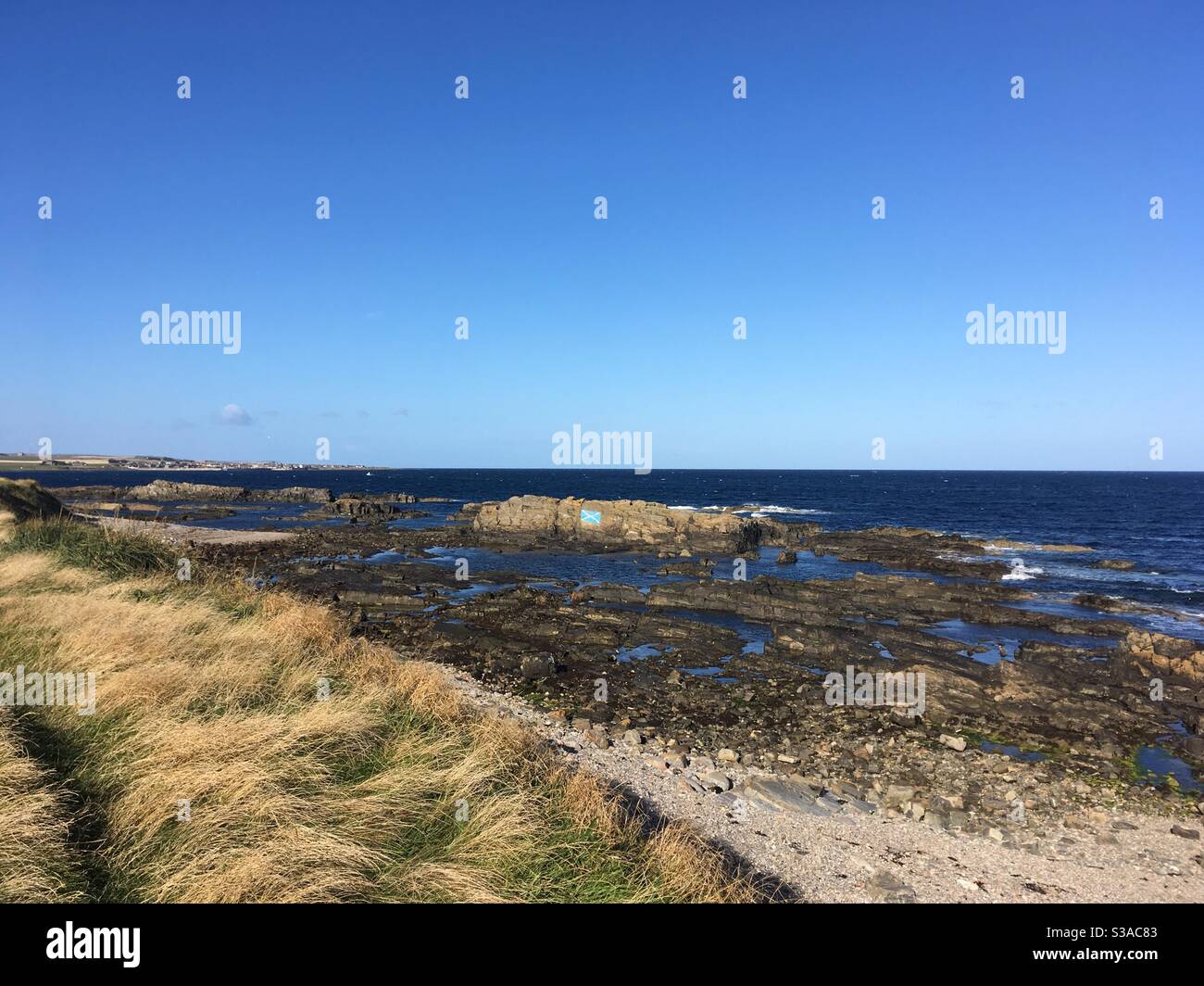 Scottish Flag Graffiti an der felsigen Moray Firth Küste, Aberdeenshire, zwischen Fraserburgh und Sandhaven Stockfoto