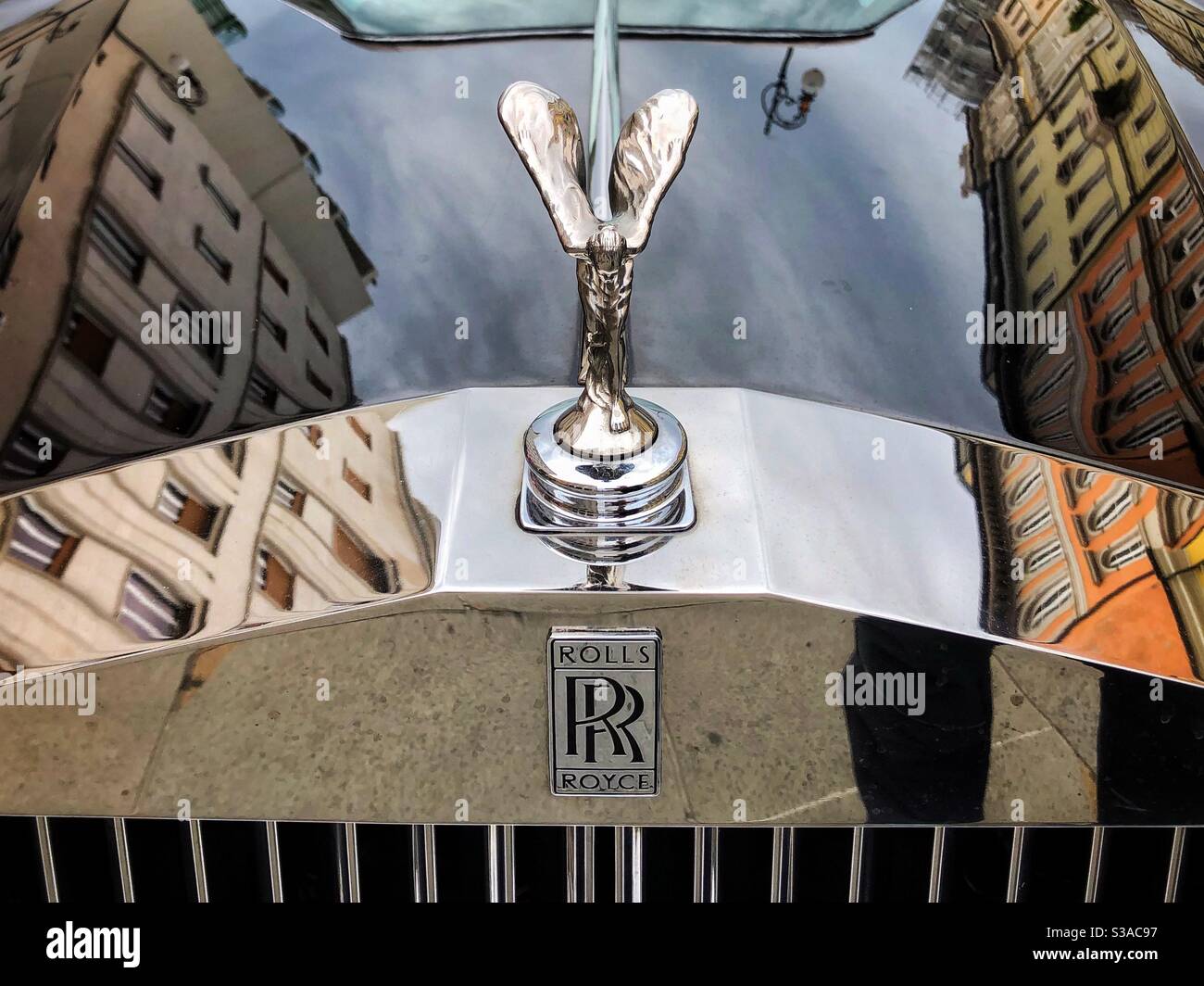 Der Geist der Ekstase Haube Ornament Skulptur auf Rolls-Royce Auto - Smartphone-aufgenommenes Stockfoto