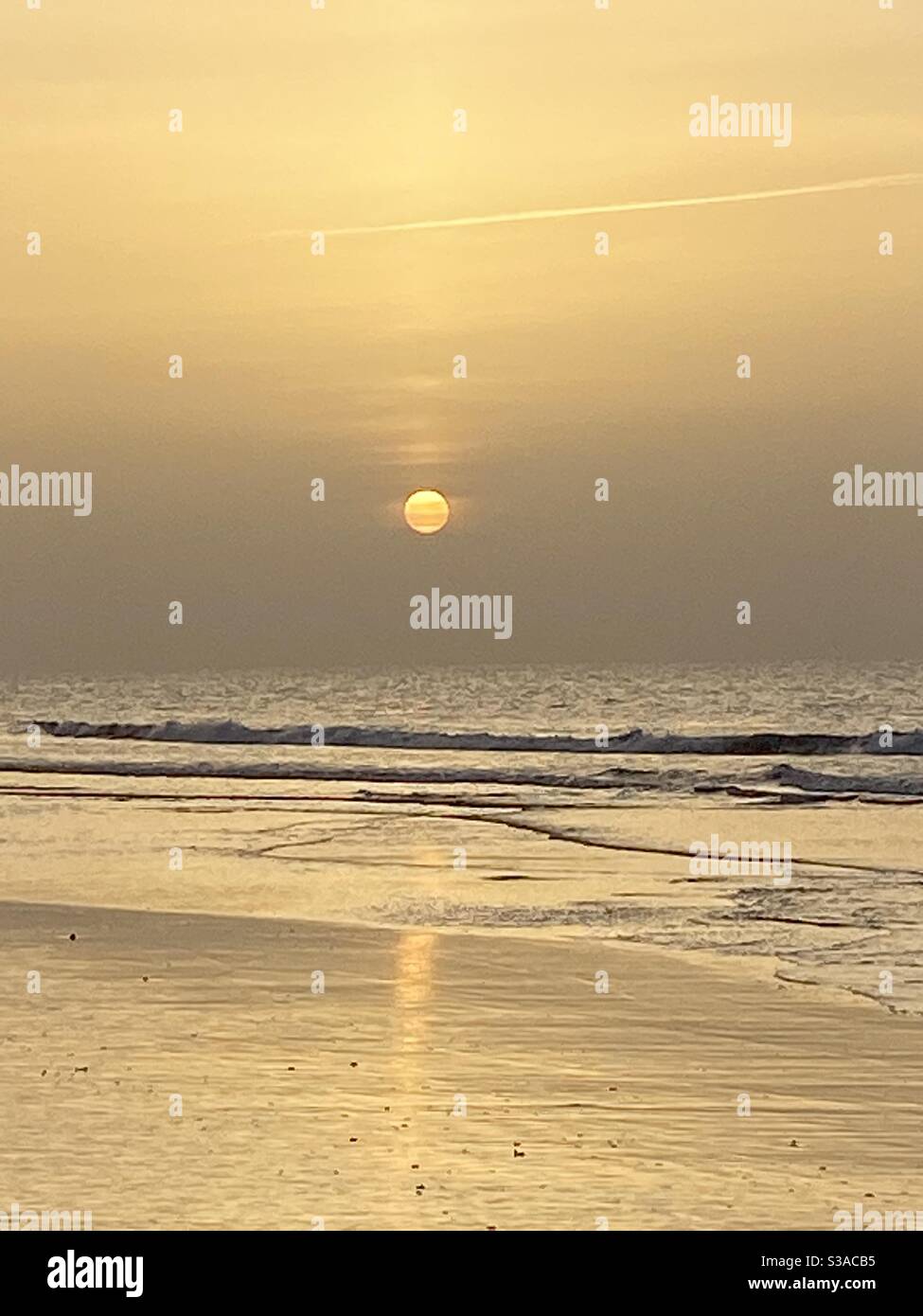 Sonnenaufgang mit Sahara-Staub in der Luft am Surfside Beach SC USA Stockfoto