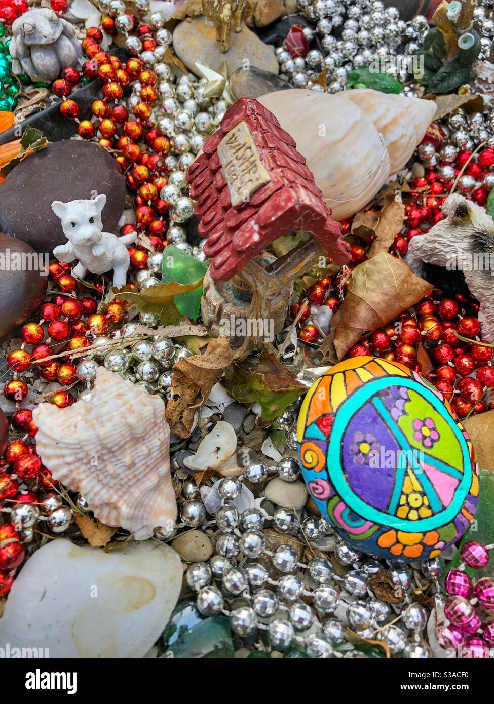 Skurrile und farbenfrohe Gartendekorationen. - Smartphone-aufgenommenes Stockfoto